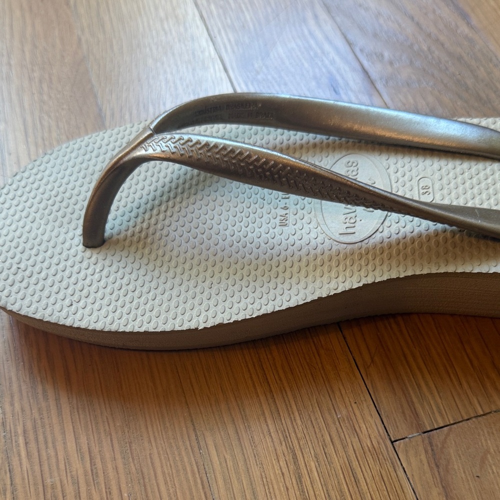 Stylish Women's Flip Flops - Picture 3 of 5